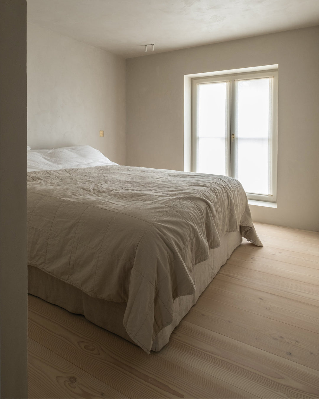 Box spring bed 180x200, in AM Designs showroom, Antwerpen