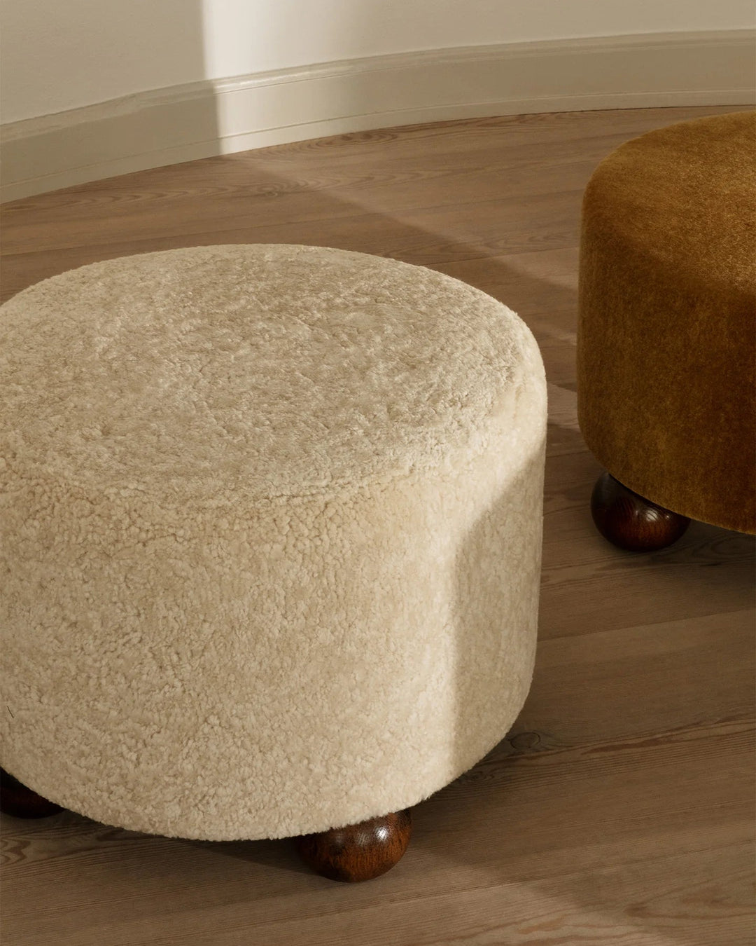 Luupo Ottoman Moonlight Moutarde, in AM Designs showroom, Antwerpen