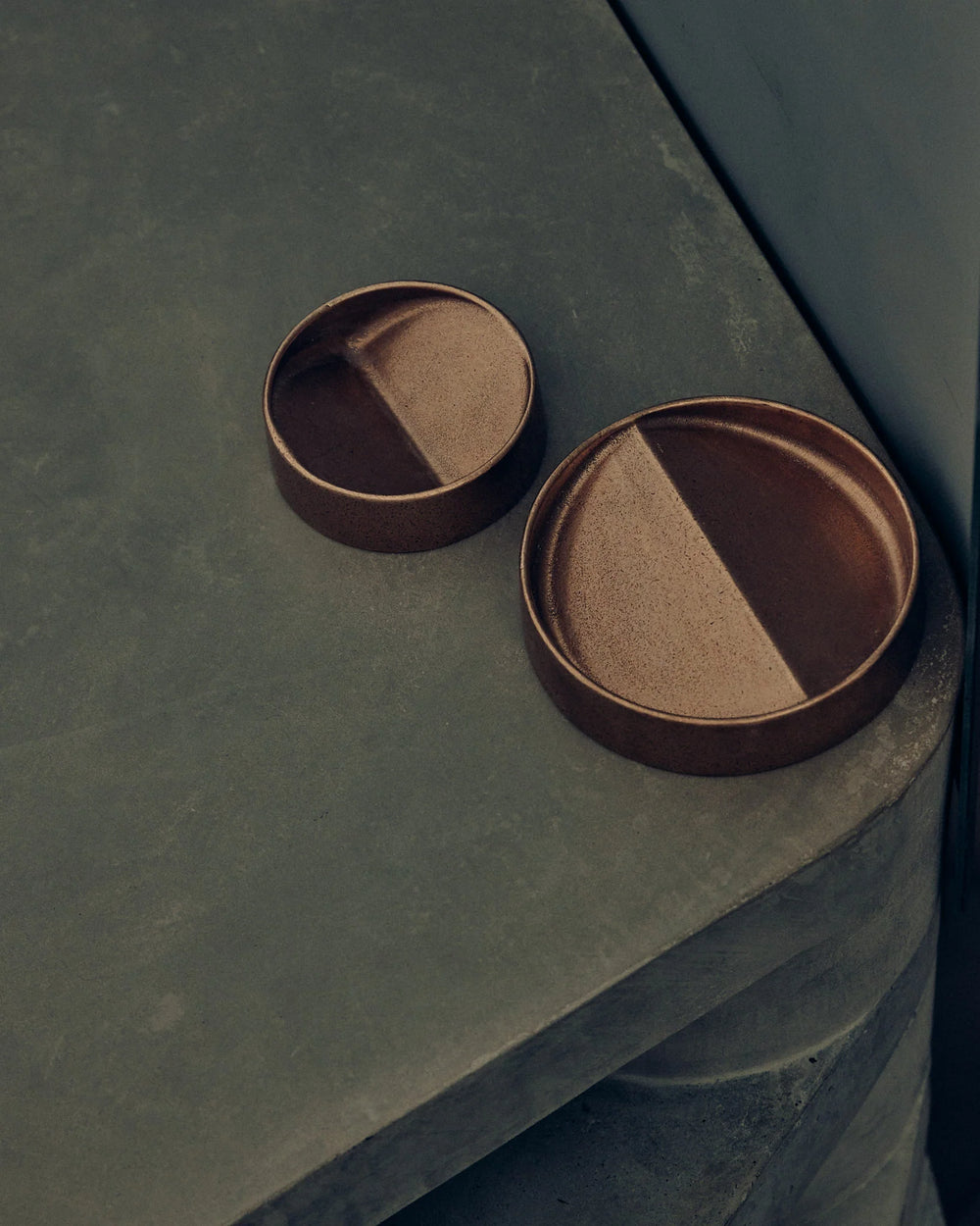 Vide Poche Rond Bronze, in AM Designs showroom, Antwerpen